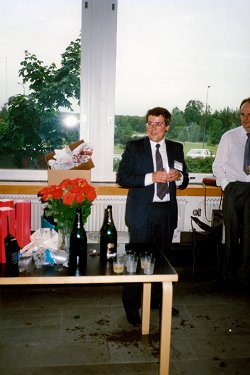 Congress Manager Kenneth Holmberg thanking the congress staff, Dr Arto Lehtovaara (Tampere University of Technology, Tampere, Finland), to the right..jpg